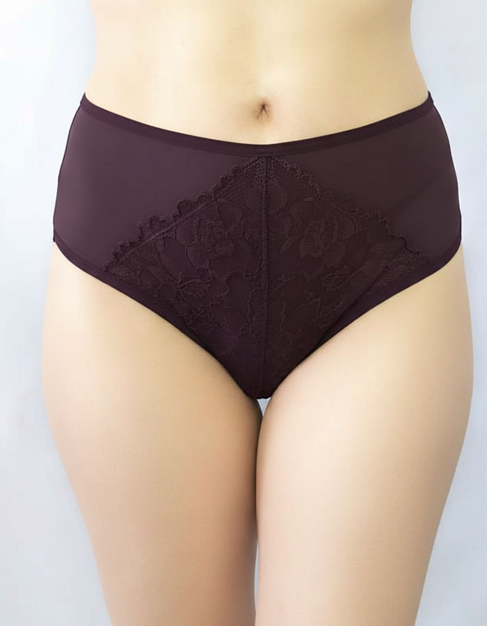 Добре дошли в света на перфектното бельо, където Комфортът и Стилът се сливат в едно!
Ние представяме на вашето внимание нашата луксозна бикина с висока талия, която не само е красива, но и невероятно удобна.

Създадена с изисканост, тази бикина е направена от микрофибър с красива дантелена притурка, която допълва вашия стил с разкош и елегантност.
Нейната висока талия не само подчертава вашата фигура, но и осигурява оптимално покритие на задната част, за максимално усещане за увереност и комфорт.

Но това 