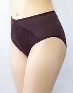 Добре дошли в света на перфектното бельо, където Комфортът и Стилът се сливат в едно!
Ние представяме на вашето внимание нашата луксозна бикина с висока талия, която не само е красива, но и невероятно удобна.

Създадена с изисканост, тази бикина е направена от микрофибър с красива дантелена притурка, която допълва вашия стил с разкош и елегантност.
Нейната висока талия не само подчертава вашата фигура, но и осигурява оптимално покритие на задната част, за максимално усещане за увереност и комфорт.

Но това 