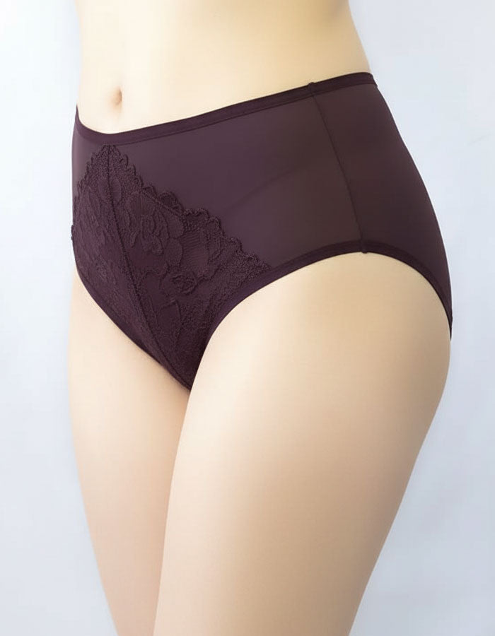 Добре дошли в света на перфектното бельо, където Комфортът и Стилът се сливат в едно!
Ние представяме на вашето внимание нашата луксозна бикина с висока талия, която не само е красива, но и невероятно удобна.

Създадена с изисканост, тази бикина е направена от микрофибър с красива дантелена притурка, която допълва вашия стил с разкош и елегантност.
Нейната висока талия не само подчертава вашата фигура, но и осигурява оптимално покритие на задната част, за максимално усещане за увереност и комфорт.

Но това 