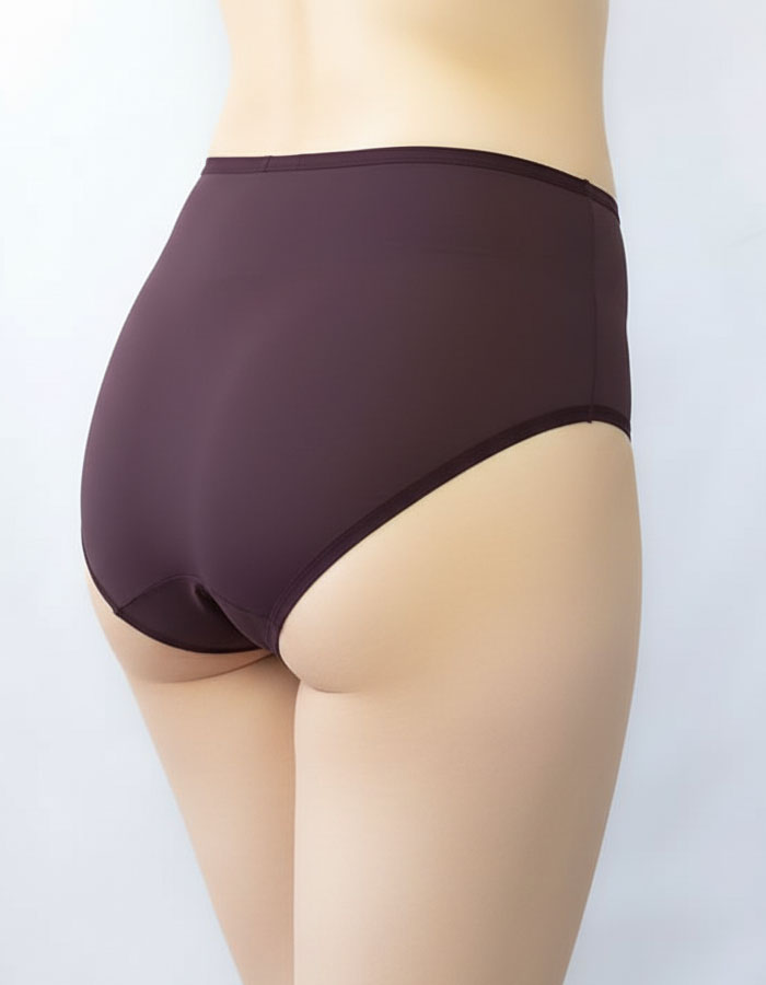 Добре дошли в света на перфектното бельо, където Комфортът и Стилът се сливат в едно!
Ние представяме на вашето внимание нашата луксозна бикина с висока талия, която не само е красива, но и невероятно удобна.

Създадена с изисканост, тази бикина е направена от микрофибър с красива дантелена притурка, която допълва вашия стил с разкош и елегантност.
Нейната висока талия не само подчертава вашата фигура, но и осигурява оптимално покритие на задната част, за максимално усещане за увереност и комфорт.

Но това 