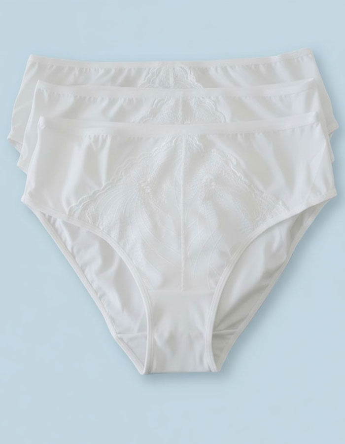 Добре дошли в света на перфектното бельо, където Комфортът и Стилът се слива в едно!
Представяме на вашето внимание нашата луксозна бикина с висока талия, която не е само красива, но и невероятно удобна.

Създадена с изисканост, тази бикина е изработена от микрофибър с красива дантелена притурка, която поддържа вашия стил с разкош и елегантност.
Нейната комфортна талия не само подчертава вашата фигура, но и осигурява оптимално покритие на задната част, за максимално използване за увереност и увереност.

Но 