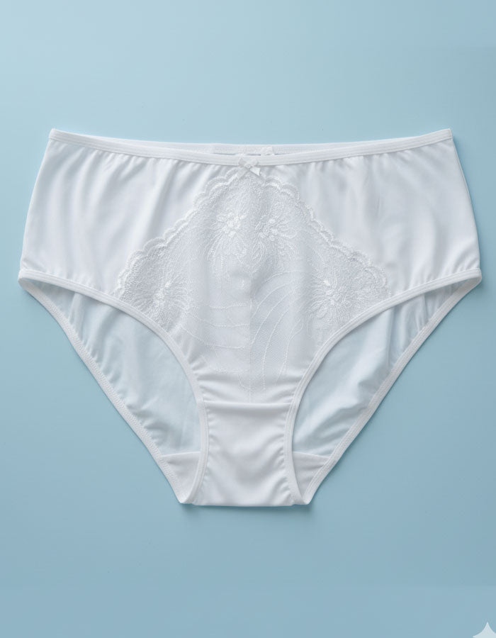 Добре дошли в света на перфектното бельо, където Комфортът и Стилът се сливат в едно!
Ние представяме на вашето внимание нашата луксозна бикина с висока талия, която не само е красива, но и невероятно удобна.

Създадена с изисканост, тази бикина е направена от микрофибър с красива дантелена притурка, която допълва вашия стил с разкош и елегантност.
Нейната висока талия не само подчертава вашата фигура, но и осигурява оптимално покритие на задната част, за максимално усещане за увереност и комфорт.

Но това 