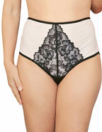 Този нов модел е създаден да комбинира практичност, елегантност и удобство:

Висока талия до пъпа – визуално издължава силуета и осигурява комфортна стабилност.

Мек и еластичен двойно прегънат ластик на предницата – гарантира нежно прилягане без усещане за стягане.

Фина дантела върху микрофибъра – придава стил и женствена изтънченост.

Гръб с комбинация от микрофибър и дантелен завършек – елегантен контраст и ефектна визия.

Подсилено памучно дъно със скрити шевове – за свежест, хигиена и максимално удобс