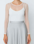 Ефирно Съвършенство: Тюлено Боди-Блуза с Бикина

Почувствайте нежността, носете увереност!

Представяме Ви нашето Тюлено Боди-Блуза с Бикина – идеалното допълнение към Вашия гардероб, което съчетава чувственост, комфорт и модерен стил. Това не е просто бельо, а елемент, който преобразява всяка визия и подчертава Вашата женственост.

Невероятна Мекота: Фината тюлена материя гали кожата, осигурявайки несравним комфорт през целия ден.

Универсален Стил: Носете го като боди-блуза под сако, жилетка или самостоят