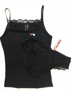 Удобен памучен комплект от потник с дантела отпред и&nbsp;красива бикина.
Мек и еластичен двойно прегънат ластик за презрамки
Бикина е младежка с дантелки от двете страни
Материята е мека и дишаща.

Дизайнът на дантелата може да се различава от този на снимката, но рядко.
Отлично качество
Произведено в България от Евита
Състав: 90% памук и 10% еластан