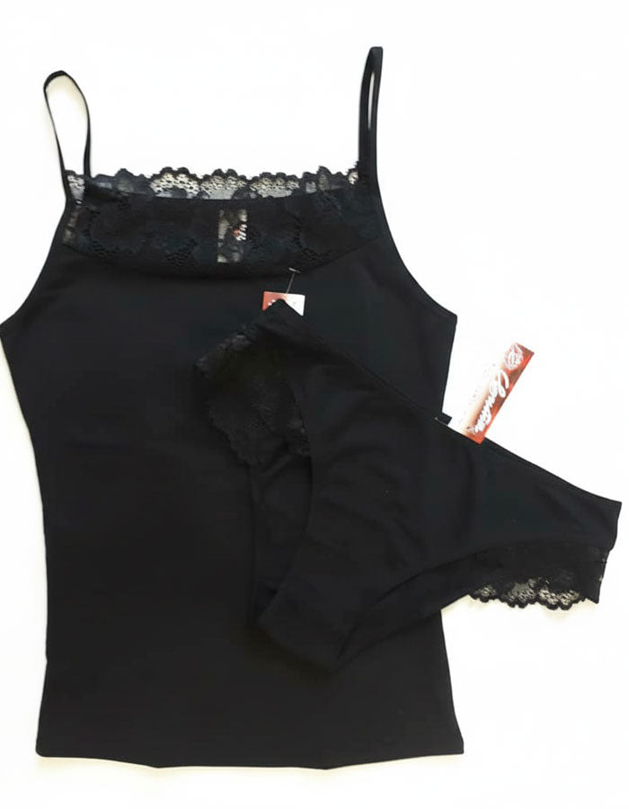 Удобен памучен комплект от потник с дантела отпред и&nbsp;красива бикина.
Мек и еластичен двойно прегънат ластик за презрамки
Бикина е младежка с дантелки от двете страни
Материята е мека и дишаща.

Дизайнът на дантелата може да се различава от този на снимката, но рядко.
Отлично качество
Произведено в България от Евита
Състав: 90% памук и 10% еластан