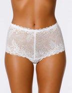 Представяме ви нашия стилен дантелен боксер – съвършен синтез между елегантност и комфорт. Изработен от подбрани дантели и меко памучно парче, този модел е създаден да удовлетвори и най-високите изисквания за удобство и стил.

Деликатната дантела придава изисканост и женственост, докато удобната кройка осигурява свобода на движенията през целия ден. Дизайнът е създаден така, че да ласкае всяка фигура, като подчертава нежността и грацията на силуета. Въпреки че дизайнът на дантелата може да се различава леко