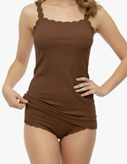 Стил и комфорт в едно!&nbsp;
Този елегантен памучен рипсен потник е създаден, за да ви осигури невероятен комфорт и стил през всеки сезон!
Защо ще го обикнете?
✔ Дантелените презрамки придават изисканост и женственост, правейки го подходящ както за ежедневието, така и за специални поводи.
✔ Перфектна дължина от 60 см – удобна за носене както самостоятелно, така и под дрехи.
✔ 100% естествени материи – нежни към кожата, позволяват ѝ да диша и осигуряват максимален комфорт.
✔ Идеален за всякакви сезони – носе