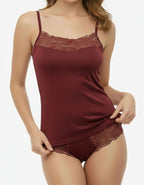 Удобен памучен комплект от потник с дантела отпред и&nbsp;красива бикина.
Мек и еластичен двойно прегънат ластик за презрамки
Бикина е младежка с дантелки от двете страни
Материята е мека и дишаща.

Дизайнът на дантелата може да се различава от този на снимката, но рядко.
Отлично качество
Произведено в България от Евита
Състав: 90% памук и 10% еластан