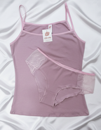 &nbsp;Памучен Комплект "Evita"&nbsp;

&nbsp;Почувствай разликата. Заслужи лукса на ежедневния комфорт!&nbsp;

Този памучен комплект е създаден, за да превърне всеки твой ден в истинско удоволствие, балансирайки перфектно между невероятен комфорт и фина елегантност.

Защо ще го обикнете:

С този комплект ти&nbsp;осигуряваш на кожата си дишаща прегръдка, от която се нуждае през целия ден. Забрави за раздразненията – чистият памук гарантира абсолютна мекота и отлично регулиране на температурата!

Почувствай се