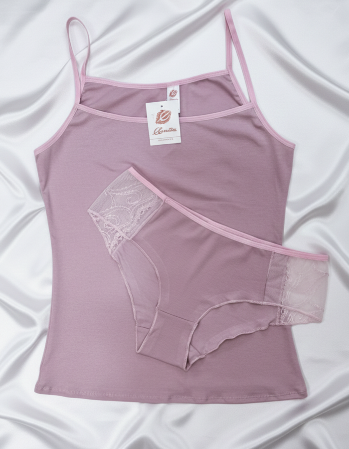 &nbsp;Памучен Комплект "Evita"&nbsp;

&nbsp;Почувствай разликата. Заслужи лукса на ежедневния комфорт!&nbsp;

Този памучен комплект е създаден, за да превърне всеки твой ден в истинско удоволствие, балансирайки перфектно между невероятен комфорт и фина елегантност.

Защо ще го обикнете:

С този комплект ти&nbsp;осигуряваш на кожата си дишаща прегръдка, от която се нуждае през целия ден. Забрави за раздразненията – чистият памук гарантира абсолютна мекота и отлично регулиране на температурата!

Почувствай се