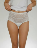 Преживейте изискаността и комфорта с нашата луксозна дамска бикина, тип боксер представяща съчетание от изящество и качество.
Изработена с внимание към всеки детайл, бикината предлага висока талия и е изключително удобна благодарение на използваните микрофибър и еластична дантела.&nbsp;

Отличаваща се с перфектно покритие на задната част, бикината предоставя изключително усещане за комфорт и сигурност.

Дизайнът на дантелата може да се варира леко, придавайки на всяка бикина уникалност и индивидуално излъчв