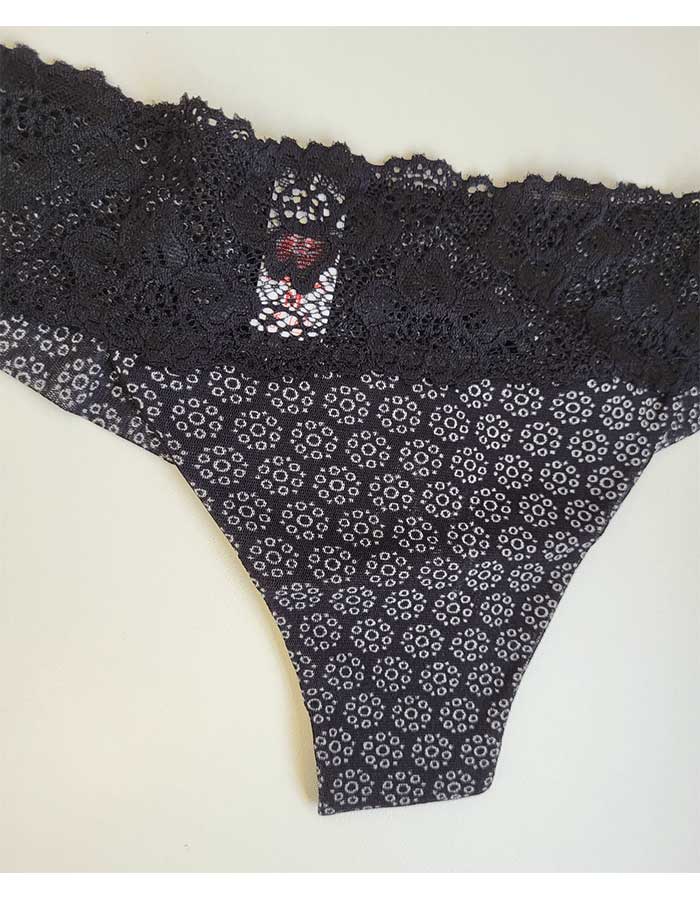 Луксозна Бразилиана "Съвършенство" – За Да Се Чувствате Неустоима Всеки Ден!

Подарете си усещането за лукс и съвършенство с тази изящна бразилиана, която съчетава удобство, стил и неустоима визия.

&nbsp;Защо ще я Обикнете:

Благодарение на удобната кройка, тя приляга перфектно към тялото, без да стяга или очертава. Ще забравите, че я носите!

Луксозната дантела оформя елегантно талията, добавяйки чувственост и финес към Вашата визия. Това е детайлът, който превръща бельото от необходимост в удоволствие.

