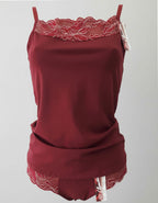 Удобен памучен комплект от потник с дантела отпред и&nbsp;красива бикина.
Мек и еластичен двойно прегънат ластик за презрамки
Бикина е младежка с дантелки от двете страни
Материята е мека и дишаща.

Дизайнът на дантелата може да се различава от този на снимката, но рядко.
Отлично качество
Произведено в България от Евита
Състав: 90% памук и 10% еластан