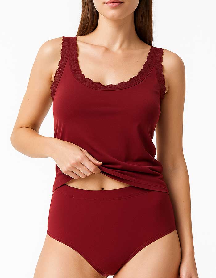 Удобен, практичен и красив памучен комплект от функционален потник и комфортен боксер.
Памучната материя доставя топлина и кофорт на носене през студените дни.&nbsp;
Моделът може да се носи самостоятелно.
Дизайнът на дантелата може да се различава от този на снимката, но рядко.&nbsp; &nbsp; &nbsp; &nbsp; &nbsp; &nbsp; Долна част по избор.
Потникът е с удобна дължина с комфортно покритие отзад.
Отлично качество
Произведено в България от Евита
Състав: 90% памук и 10% еластан