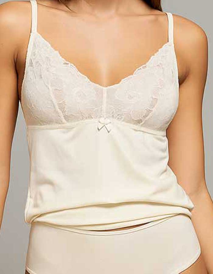 Елегантен и комфортен памучен комплект от Evita

Поглези сетивата си с този удобен, практичен и изключително красив комплект, създаден, за да ти носи увереност и стил всеки ден.
Корсажът е с нежни дантелени чашки, които подчертават естествената форма на бюста, а бикината с висока талия осигурява приятно усещане за комфорт и същевременно оформя силуета.

✔ Ползи и предимства:
→ Изработен от 90% мек и дишащ памук, който гали кожата и предотвратява дискомфорт.
→ Еластанът (10%) добавя гъвкавост и свобода на дв