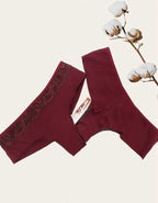 ♦ В нашето производство на памучно бельо залагаме само на най-доброто – и именно затова използваме висококачествена нишка памук 40/1. Това не е просто материя, а израз на Комфорт, Грижа за кожата и Стил, който се усеща още с първото докосване.
♦ Какво отличава памука 40/1?
Това е фина, мека и лека НЕРЕЦИКЛИРАНА прежда, която се използва за създаване на плат с гладка, стегната структура и нежна повърхност. Бельото, изработено от тази материя, не просто изглежда добре – то приляга по тялото с лекота, позволяв