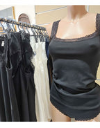 Стил и комфорт в едно!&nbsp;
Този елегантен памучен рипсен потник е създаден, за да ви осигури невероятен комфорт и стил през всеки сезон!
Защо ще го обикнете?
✔ Дантелените презрамки придават изисканост и женственост, правейки го подходящ както за ежедневието, така и за специални поводи.
✔ Перфектна дължина от 60 см – удобна за носене както самостоятелно, така и под дрехи.
✔ 100% естествени материи – нежни към кожата, позволяват ѝ да диша и осигуряват максимален комфорт.
✔ Идеален за всякакви сезони – носе