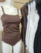 Стил и комфорт в едно!&nbsp;
Този елегантен памучен рипсен потник е създаден, за да ви осигури невероятен комфорт и стил през всеки сезон!
Защо ще го обикнете?
✔ Дантелените презрамки придават изисканост и женственост, правейки го подходящ както за ежедневието, така и за специални поводи.
✔ Перфектна дължина от 60 см – удобна за носене както самостоятелно, така и под дрехи.
✔ 100% естествени материи – нежни към кожата, позволяват ѝ да диша и осигуряват максимален комфорт.
✔ Идеален за всякакви сезони – носе