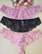 Красива, секси дантелена бразилианка.
Моделът е с ниска талия и с удобно отделно прикачено дъно без тигел на предна долна зона.
Дизайнът на дантелата може да се различава от този на снимката, но рядко.
Отлично качество
Произведено в България
Състав: 88% полиамид и 12% еластан