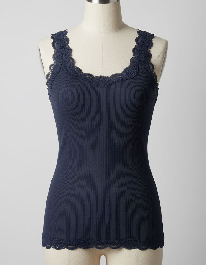 Памучен потник от рипс с дантела: Ежедневен лукс и ненадминат комфорт!

Открийте перфектното съчетание между нежност, стил и практичност с нашия памучен потник от рипс, украсен с деликатна дантела.

Почувствайте разликата:&nbsp;

Ненадминат Комфорт : Изработен от висококачествен памучен рипс, този потник обгръща тялото ви с мекота, осигурявайки усещане за лекота и втора кожа през целия ден.

Дишаща Материя : Рипсът е известен с отличните си дишащи свойства. Това гарантира, че кожата ви остава суха и свежа, 